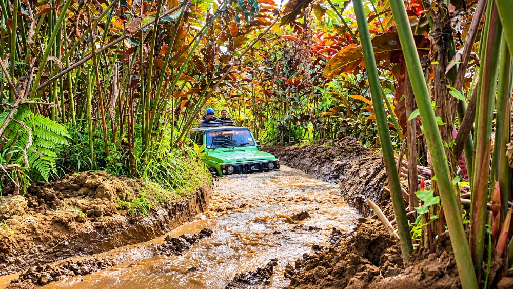 Peserta menikmati sensasi offroad