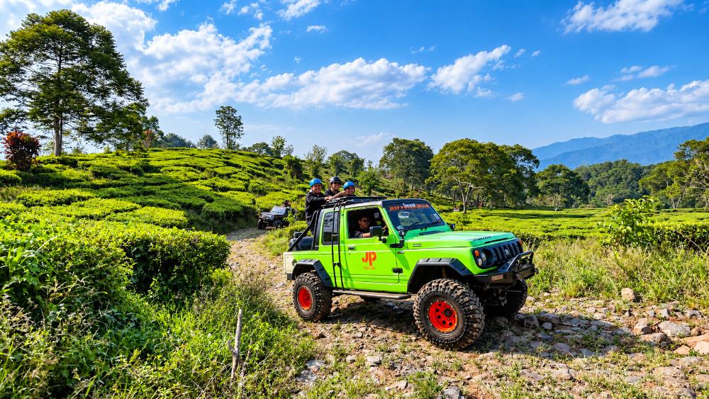 Konvoi menembus trek berlumpur